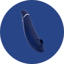 Blauer Vibrator auf blauem Hintergrund, zu den Premium Womanizer Produkten.